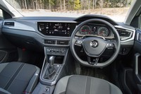 フォルクスワーゲンの「MQB」戦略により、多くのパーツを上級車種と共有する新型「ポロ」。細かなトリムの違いはあるものの、ステアリングホイールやシフトセレクターは「ゴルフ」や「パサート」などと基本的に同じものを採用している。