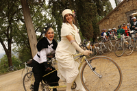 こちらも、ヴァリアリ村でのひとこま。タンデム自転車にクラシカルな衣装の組み合わせが目を引く。