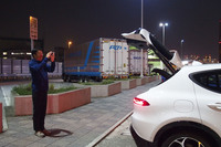 首都高の辰巳PAにて、休憩中に「トナーレ」をチェック。ちなみにグレード名の「Ti」は、トゥーリズモ・インテルナツィオナーレ(ツーリング・インターナショナル)を意味しているとか。そういえば「ジュリア」や「ステルヴィオ」にもTiグレードがラインナップしている。