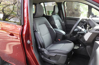 前席のリクライニングは、レバーでロック解除して操作するタイプ。業界内には「細かく調整できるダイヤル式こそ理想!」という人もいるが、世の中、そんな繊細な人ばかりじゃないんだよ。