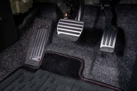 アクセル、ブレーキ、フットレストは「NISMO」シリーズ専用となるアイテムでアルミ製。フットレストには「nismo」のロゴが入っている。