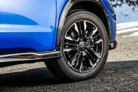 ブラック塗装と切削加工を組み合わせたアルミホイール。サイズはFF車が18インチ、4WD車が17インチで、開発に際しては裏面の切削量で車両の操縦安定性や乗り心地を調整するなど、車両特性とのマッチングが図られた。