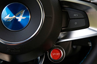 ステアリングホイールのセンター右下には、走行モードのセレクター(写真の赤いボタン)が備わる。プッシュするたびにノーマルモードとスポーツモードが切り替わり、長押しでトラックモードに移行する。