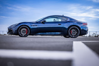 今回試乗した車両の外板色は64万円の有償カラーとなる「ブルーノービレ」。光の加減によって濃紺に見えたり、もう少し明るいブルーに見えたりする3コートメタリックペイントが特徴だ。