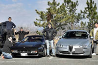 筆者のカーマニア仲間たち。手前で腰を下ろしているのがK氏。