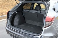 ラゲッジルームの容量は後席使用時で393リッター。センタータンクレイアウトによる低床設計により、荷室の高さは83cmにものぼる。