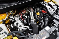 最高出力300PSを発生する1.8リッター直4ターボエンジン。ターボのベアリングをセラミック化し摩擦抵抗を減らすことで、アクセルレスポンスの向上が図られている。