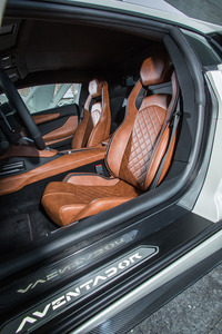 試乗車にはアドペルソナム(オーダーメイドプログラム)が選択されており、トリムやシートにブラウンレザーが用いられていた。