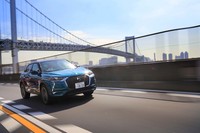 「グランシック」にはACCとレーンキープ機能を組み合わせた「DSドライブアシスト」が標準装備。車線中央だけでなく、右寄りや左寄りなど好みのポジションに設定ができる。