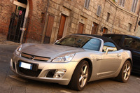 筆者がかつてイタリアで撮影したオープンモデルのスナップから。シエナ旧市街にたたずむ「オペルGT」。2010年撮影。