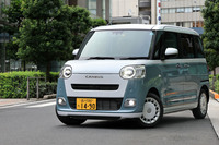 ユニークなデザインが特徴のセミトールワゴン「ムーヴ キャンバス」。初代は“女性向け”のキャラクターを前面に押し出したモデルだったが、2代目となる新型では、初代のコンセプトを受け継ぐ「ストライプス」に加えて、シックな意匠の「セオリー」を設定。より幅広いユーザー層に訴求するモデルとなった。