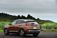 新型「3008」のボディーサイズは全長×全幅×全高=4450×1840×1630mm。従来モデルより全長が85mmも長くなったものの、日本でも取り回しのしやすいサイズに抑えられている。