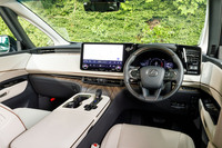 前席の仕立ては4人乗りも6人乗りも同じ。インストゥルメントパネルとドアパネルをシームレスにつなげた包まれ感のある空間だ。