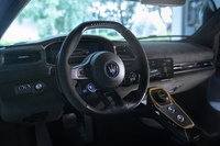 運転中の光の反射を抑えるよう、インテリアの大部分はマット仕上げやアルカンターラ張りとなっている。