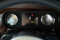 ドライバーの正面には燃費計と水温計に加え、モーガン初となるフルカラーのインフォメーションディスプレイ(!)を配置。簡易なものだが、燃費計の機能も備わっている。