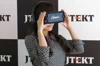 「Jゴーグル2」のコーナーでは、バーチャルリアリティーでジェイテクトの自動運転技術を疑似体験することができる。