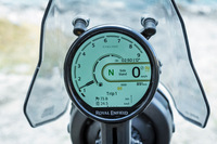 メーターに代えて搭載される、4インチのTFT液晶ディスプレイ。スマートフォンとの連携機能付きで、車体には端末の電池切れに備えてUSB Type-Cポートも備わっている。