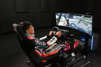 レーシングシミュレーター『Project Motor Racing』をプレイする山野選手。美麗なグラフィックに驚いたという。