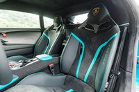 カーボンフレームのシートはヘッドレストにファイティングブルが、サイドサポートに「TECNICA」ロゴがステッチされる。