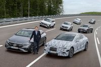 EVをラインナップするメルセデスEQのモデル群と、ダイムラー/メルセデス・ベンツのオラ・ケレニウス会長。