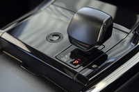 妖しい光を放つシフトセレクターは表面にアルミ板を使っている。ひんやりとした感触が心地よい(冬は分からないが)。