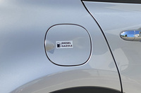 フューエルリッドに貼られた給油間違い防止ステッカーは、レンタカーを見分ける方法のひとつ。ちなみに「GAZOLE」とはフランス語で軽油の意味。