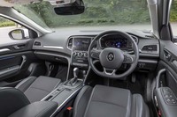 インテリアカラーはブラックのみ。中央の7インチタッチスクリーンを介してスマートフォンのミラーリングができるマルチメディアシステム「イージーリンク」が新たに採用された。