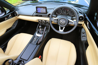 試乗した「ロードスターRF VS」のインストゥルメントパネルまわり。今回の改良では、同グレードの内装に、既存の「オーバーン」(赤褐色)のナッパレザーに加え、新たに「スポーツタン」と「ブラック」の2種類の本革仕様が追加された。