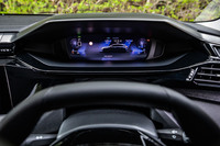 10インチサイズのデジタルヘッドアップインストゥルメントパネルは、表示モードの切り替えが任意に行えるほか、選択されたドライブモードに合わせて背景や文字などのカラーが切り替わる。