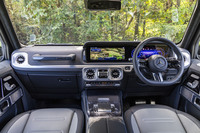 内装のデザインも内燃機関モデルとほとんど変わらない。最新モデルなのでスクリーンがタッチ操作に対応し、対話型音声コマンドの「MBUX」が使える。