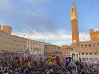 シエナでは2022年7月2日、競馬の「パリオ」が再開。広場は市民と数多くの観光客で埋め尽くされた。2022年7月2日、筆者による撮影。