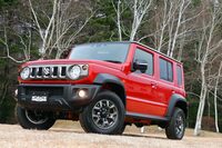 同じく「ジムニー ノマド」専用色の「シズニングレッドメタリック/ブラックルーフ」。一部のファンには待望の赤い車体色だが、よくも悪くも(?)、郵便ジムニーのそれより落ち着いたカラーとなっている。