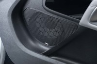 日本のカーオーディオブランドであるビーウィズのプレミアムスピーカーセットは13万2000円のオプション。