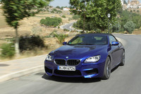 4.4リッターV8ツインターボとカブリオレボディーの相性はいい。比較的車重がかさむのと、試乗車の装着タイヤが標準の19インチだったこともあり、従来とは違った「M」の魅力を発見できた。