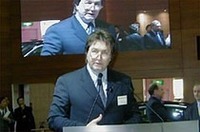 上:デザインコンセプトカー「Rクーペ」
	下:ジャガーカーズ海外担当取締役のイアン・メージャー氏