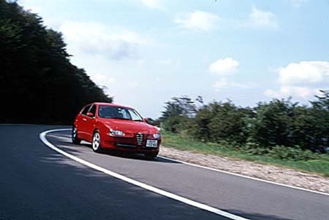 【スペック】アルファ147 5ドア:全長×全幅×全高=4170×1730×1420mm/ホイールベース=2545mm/車重=1310kg/駆動方式=FF/2リッター直4DOHC16バルブ(110ps/6300rpm、18.5kgm/3800rpm)/車両本体価格=295.0万円