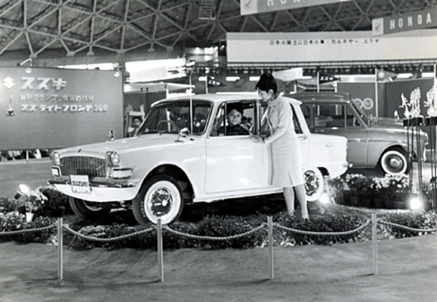 1962年の東京モーターショーに出展された試作4ドアセダン。フロントエンドの造形は後に登場したフルア・デザインの「マセラティクワトロポルテ」(初代)や「グラース1700」を思わせる。4ストローク4気筒700ccエンジンを横置きしたFFで、「フロンテ800」と直接の関連性はなかったらしい。