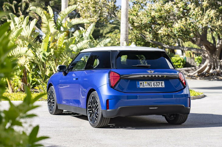 どっしりと安定感のあるたたずまいを見せる、新型「MINIクーパーSE」のリアビュー。点灯パターンを変えられるリアコンビランプも特徴のひとつだ。
