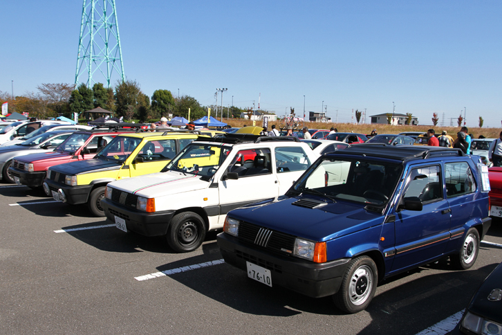 4台並んだ初代「フィアット・パンダ」。写真ではわかりにくいが、手前のモデルは観音開きテールゲートを備えたバン仕様。