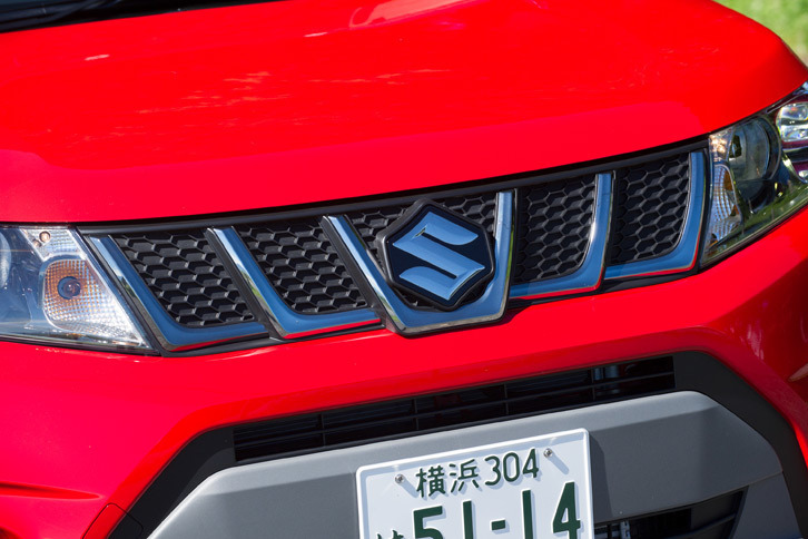 外装では、5スロットのメッキフロントグリルや、シルバーのドアミラー、ブラック塗装のアルミホイール、ルーフレールなどによって、既存の1.6リッターモデルと見分けがつく。