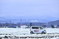 北海道・旭川の郊外を行く「ホンダN-BOX」。装着された「ブリザックWZ-1」のサイズは155/65R14で、価格は2万0460円(1本)。