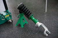 ラリーやレースに参加している人、またはスポーツカーのドライバーなら、この緑のダンパーにピンときたはずだ。テインは中国工場だけで年間30万本(2022年)を生産している。