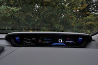 メーターはデジタル式で、マルチインフォメーションディスプレイの表示や、照明の色などを切り替えることができる。