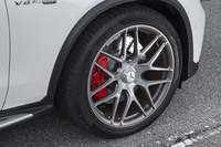 「GLC63 S 4MATIC+」では21インチタイヤが標準装備となる。テスト車にはピレリのハイパフォーマンスタイヤ「Pゼロ」が装着されていた。