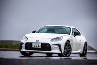 2024年7月12日に発表された「トヨタGR86」の一部改良モデル。今回は最上級グレード「RZ」の6段ATモデルを郊外に連れ出し、その進化を探った。車両本体価格は361万6000円。