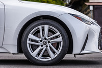 ハイパフォーマンスモデルの新車装着用タイヤとしても選ばれている「イーグルF1アシメトリック5」。近年、「アウディe-tron GT」(EV)や「DS 4 E-TENSE」(PHEV)など、電動モデルへの採用も増えてきているという。