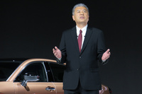 プレゼンテーションにて新型「クラウン」開発の経緯を語る、トヨタ自動車ミッドサイズビークルカンパニーの中嶋裕樹プレジデント。
