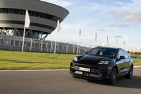 エクスペリエンスセンターのテストコースを走る新型「マカン」。ハンドルを握るのは、ヴァイザッハ開発センターのテストドライバーだ。