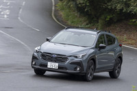 ハーフウエットの右コーナーを行く。シリカの配合率の高いコンパウンドによって高いウエットグリップ力を確保している。