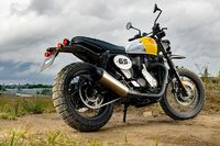 「ゴールドスター650」をベースとしたスクランブラーモデルの、その名も「スクランブラー650」。専用の足まわりの採用により、ベース車よりいささか大柄なモデルとなった。